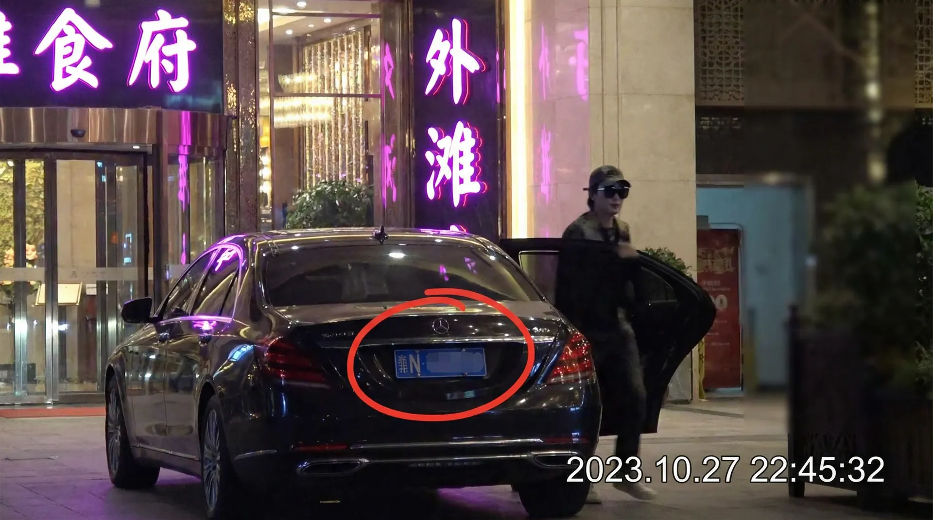 BBIN亚洲网址 - 豪车餐厅外偷拍